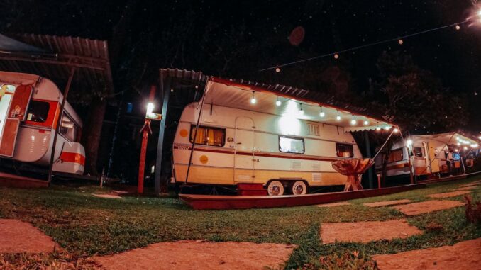 Wohnwagen auf Campingplatz