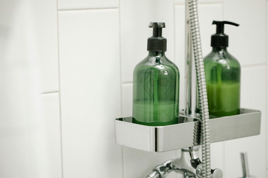 Shampoo richtig anwenden, um Schuppen loszuwerden