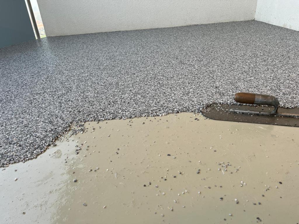 Steinteppich wird aufgetragen