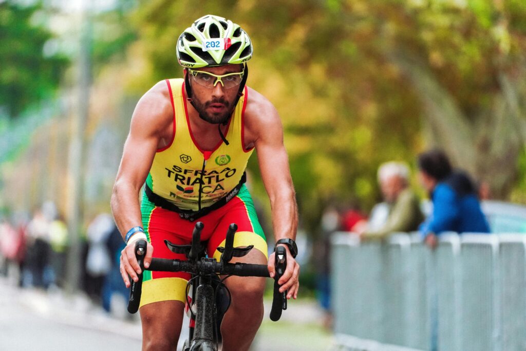 Triathlon Distanzen beinhalten Radfahren