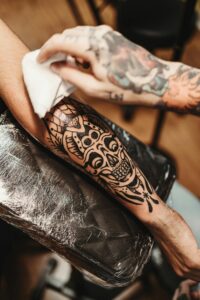 Arm mit Totenkopf Tattoo