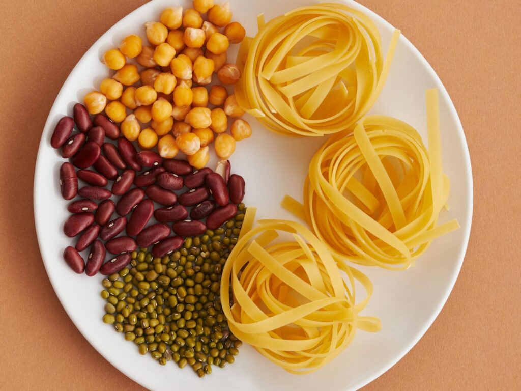 Kohlenhydrate Lebensmittel wie Linsen, Bohnen und Nudeln