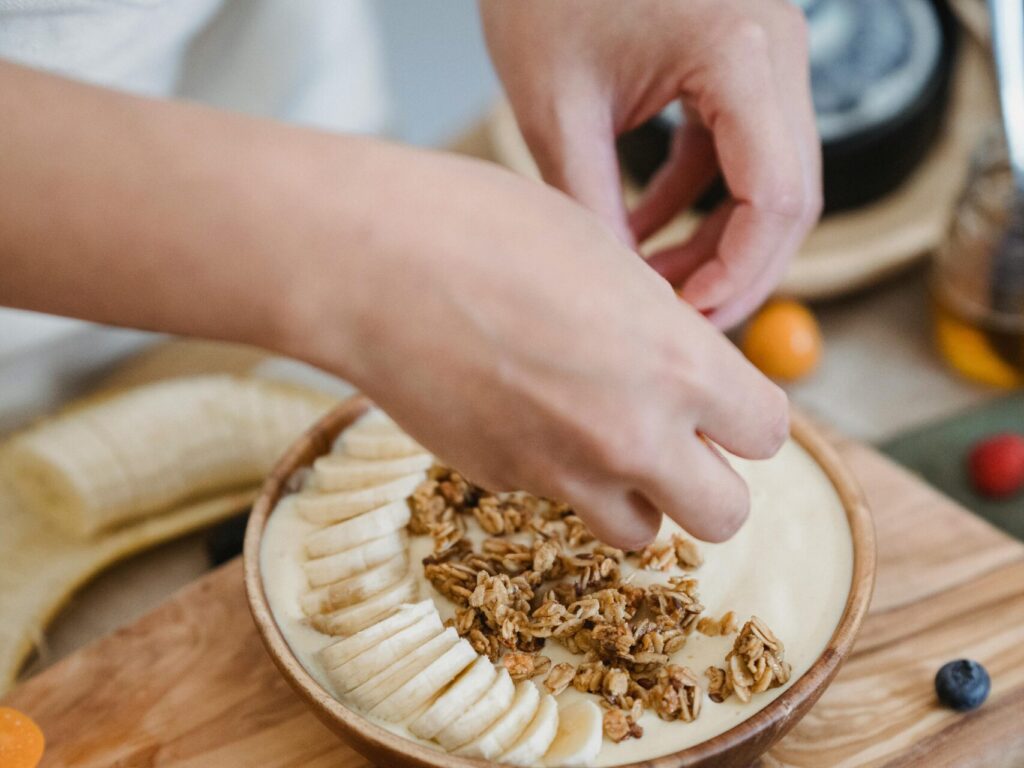 Kohlenhydrate aus Haferflocken, Joghurt und Banane liefern gute Energie