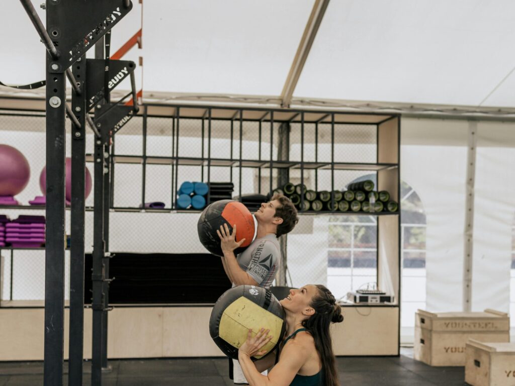 Wall Balls sind Bestandteil der Hyrox Übungen