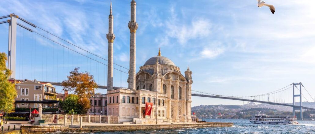 Die Ortaköy-Moschee in Istanbul mit Blick auf die Bosporus-Brücke