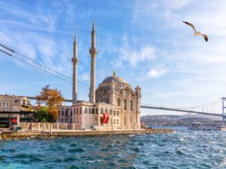 Die Ortaköy-Moschee in Istanbul mit Blick auf die Bosporus-Brücke