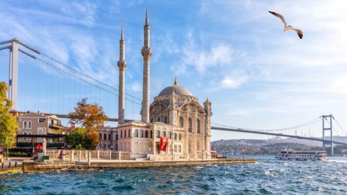 Die Ortaköy-Moschee in Istanbul mit Blick auf die Bosporus-Brücke