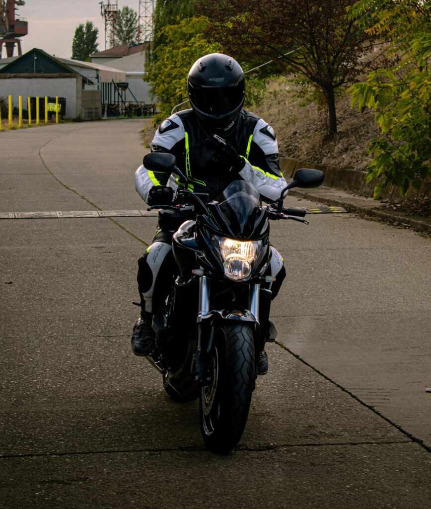 Motorrad fahren und auf Sicherheit achten