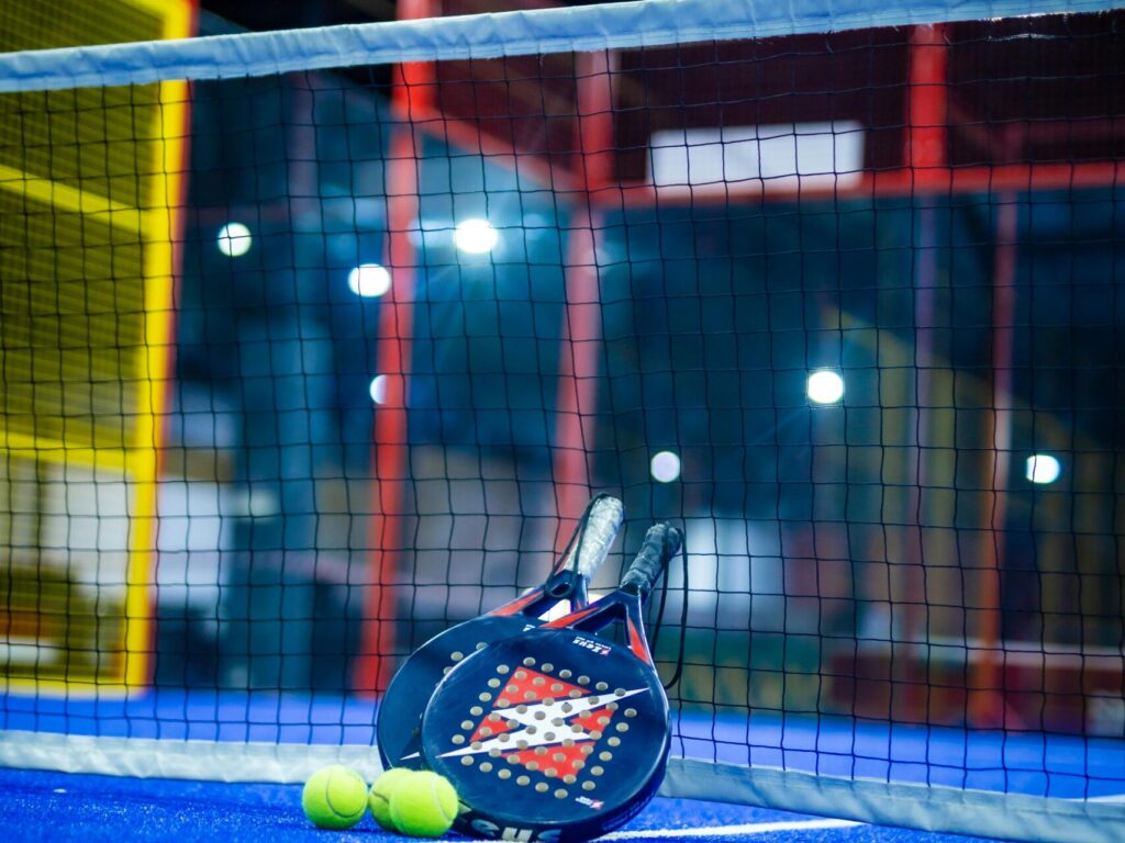 Indoor-Court und Padelschläger