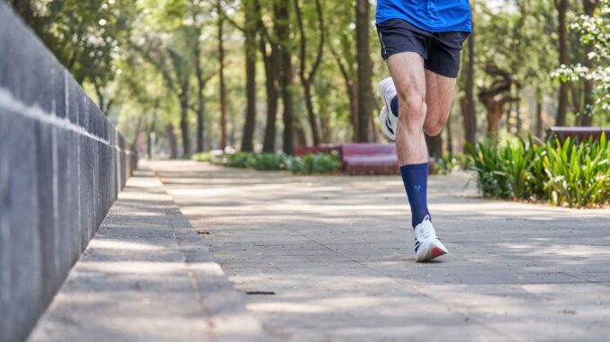 Läufer im Park mit Adidas Laufschuhen